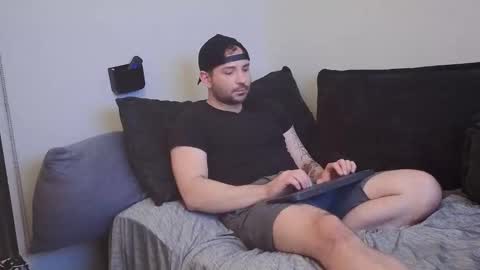 Snapshot of leoinvin chatting on 10/28/25, 05:00 VinLeo online show from 10/28/25, 05:00