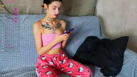 Snapshot of leonahines chatting on 11/24/25, 02:50 Donna online show from 11/24/25, 02:50