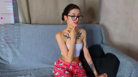 Snapshot of leonahines chatting on 11/28/25, 02:36 Donna online show from 11/28/25, 02:36