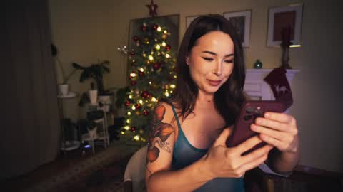 Snapshot of leonamell chatting on 12/25/24, 07:02 Leo online show from 12/25/24, 07:02