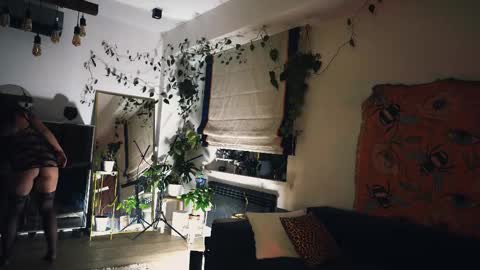 Snapshot of leonamell chatting on 09/10/25, 10:43 Leo online show from 09/10/25, 10:43