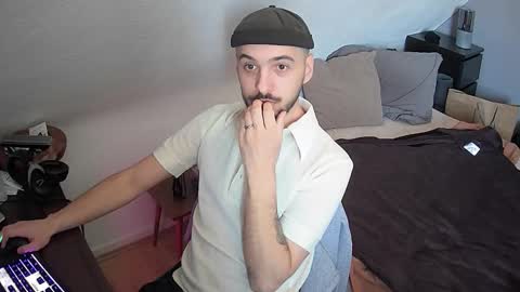 Snapshot of leonardo_grande chatting on 03/18/26, 11:57 Leonardo online show from 03/18/26, 11:57