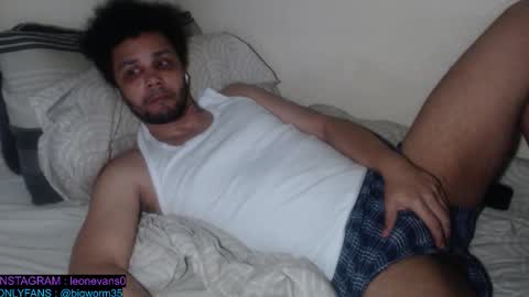 Snapshot of leonevans33 chatting on 02/08/26, 01:42 LSE online show from 02/08/26, 01:42