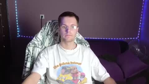 Snapshot of leonnextdoor chatting on 12/28/24, 06:18 Leon online show from 12/28/24, 06:18