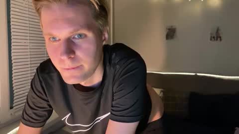 Snapshot of leonnextdoor chatting on 01/09/26, 09:16 Leon online show from 01/09/26, 09:16