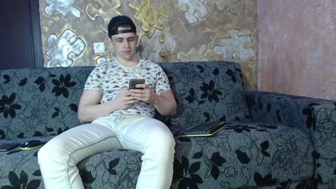 Snapshot of leoroman chatting on 12/25/24, 10:06 leoroman online show from 12/25/24, 10:06