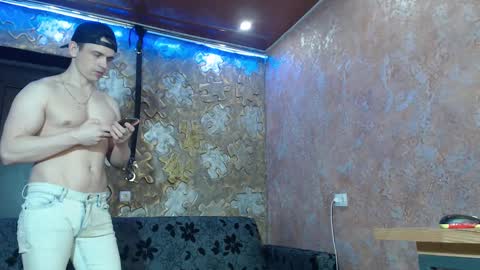 Snapshot of leoroman chatting on 03/01/25, 09:18 leoroman online show from 03/01/25, 09:18