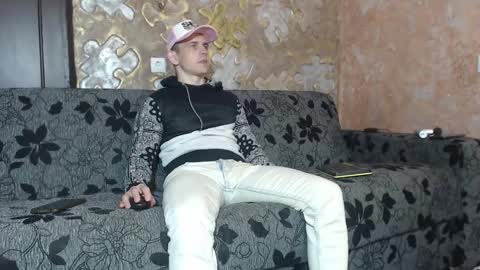 Snapshot of leoroman chatting on 10/31/25, 01:45 leoroman online show from 10/31/25, 01:45