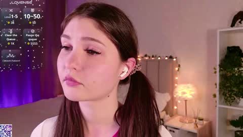 Nicole Moore online show from 11/19/25, 03:12