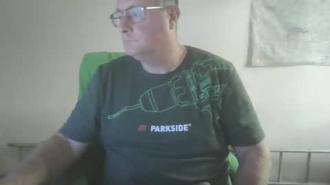 Snapshot of lerase40 chatting on 11/12/25, 02:39 homquisgode online show from 11/12/25, 02:39