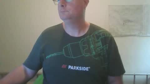 Snapshot of lerase40 chatting on 11/13/25, 10:25 homquisgode online show from 11/13/25, 10:25