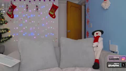 Snapshot of leslie9669 chatting on 12/19/24, 09:17 Lesly online show from 12/19/24, 09:17