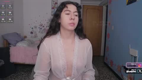 Snapshot of leslie9669 chatting on 10/19/25, 05:02 Lesly online show from 10/19/25, 05:02