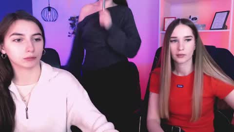 leslie_bird online show from 04/15/26, 08:54