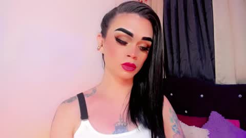 Snapshot of leslie_lorena_ chatting on 10/15/25, 09:09 Queen online show from 10/15/25, 09:09