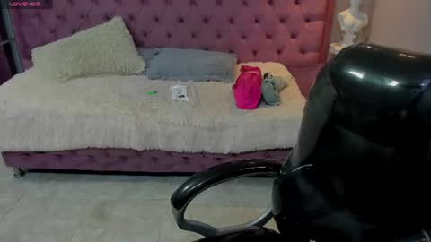 Snapshot of leslieanddrako chatting on 08/01/26, 11:25 L E S L E Y AND D R A K O online show from 08/01/26, 11:25
