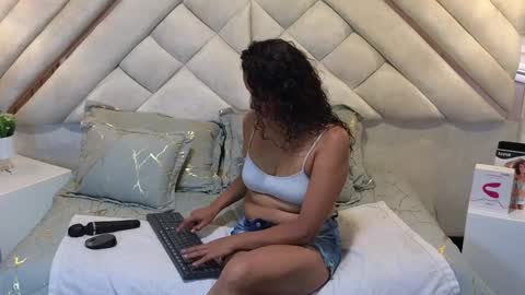 Lesly  online show from 02/05/25, 09:50