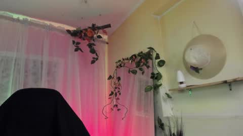 Snapshot of leyla_collins chatting on 12/14/24, 02:34 online show from 12/14/24, 02:34