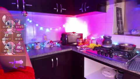 Snapshot of leyla_collins chatting on 12/24/24, 06:44 online show from 12/24/24, 06:44