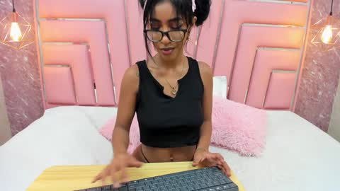 Snapshot of leyla_ebony chatting on 01/06/25, 12:46 Leyla online show from 01/06/25, 12:46