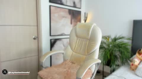 INSTA leylasteel model         online show from 09/19/25, 08:53