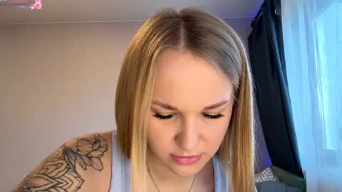 Mia online show from 11/23/25, 11:32