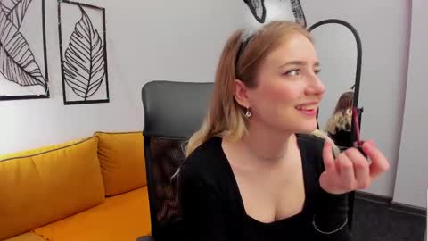 Snapshot of lia_candy_ chatting on 04/21/26, 02:15 Lia online show from 04/21/26, 02:15