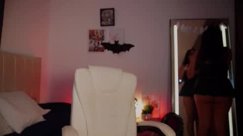 Snapshot of lia_russo_ chatting on 10/22/25, 02:28 Lia  online show from 10/22/25, 02:28