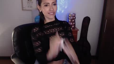 Snapshot of lia_smith87 chatting on 12/13/24, 04:11 Laura online show from 12/13/24, 04:11