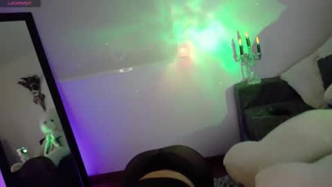 Snapshot of lia_tinez chatting on 10/17/25, 12:25 Lia online show from 10/17/25, 12:25