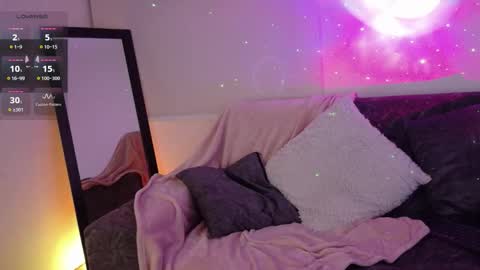 Snapshot of lia_tinez chatting on 10/19/25, 12:11 Lia online show from 10/19/25, 12:11