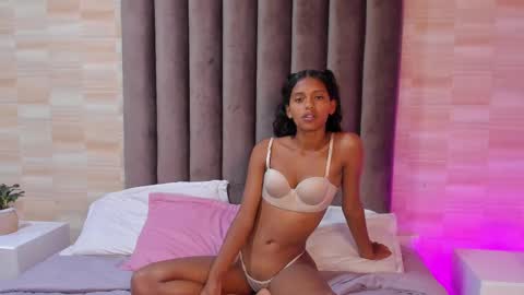 Snapshot of liaa_taylor1 chatting on 03/06/25, 01:48 Lia online show from 03/06/25, 01:48