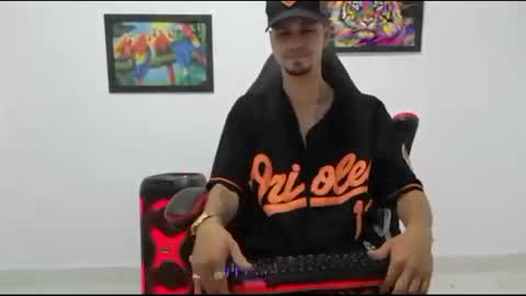 Snapshot of liam_andres12 chatting on 10/20/25, 10:32 Andres online show from 10/20/25, 10:32