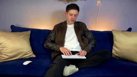 Liam online show from 01/04/25, 11:27