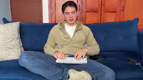 Snapshot of liam_enzho chatting on 06/23/26, 01:42 Liam online show from 06/23/26, 01:42