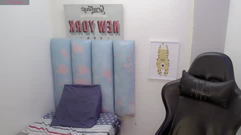 Snapshot of liam_play chatting on 06/15/26, 11:40 LIAM online show from 06/15/26, 11:40