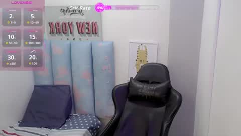 Snapshot of liam_play chatting on 06/18/26, 04:24 LIAM online show from 06/18/26, 04:24