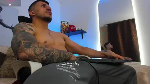 Snapshot of liamreigns_ chatting on 07/07/26, 07:23 liam online show from 07/07/26, 07:23