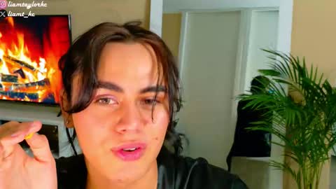 Snapshot of liamtaylor_ chatting on 10/23/25, 04:56 Tell me Liam online show from 10/23/25, 04:56