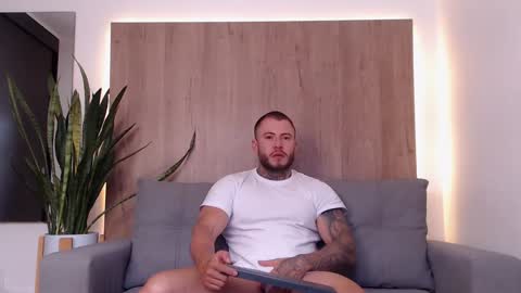 lianjones9 online show from 01/05/25, 03:23