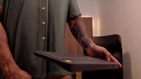 lianjones9 online show from 10/22/25, 05:13