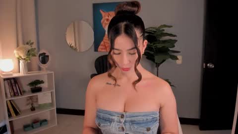 Lia online show from 12/19/25, 02:24