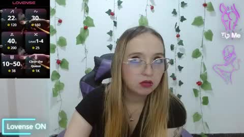 Snapshot of liaroberts1 chatting on 04/22/26, 03:09 Lia Roberts online show from 04/22/26, 03:09