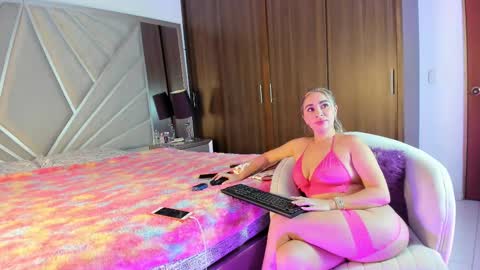 Snapshot of liarussell_ chatting on 09/23/25, 11:02 lia online show from 09/23/25, 11:02