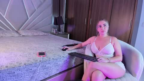 Snapshot of liarussell_ chatting on 09/28/25, 11:10 lia online show from 09/28/25, 11:10