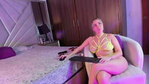 Snapshot of liarussell_ chatting on 10/07/25, 09:34 lia online show from 10/07/25, 09:34