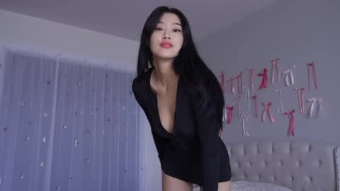 Snapshot of liavee chatting on 05/17/26, 02:42 Lia online show from 05/17/26, 02:42