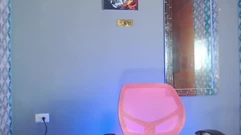 Snapshot of liiaam_lee_ chatting on 05/22/26, 11:43 Daniel online show from 05/22/26, 11:43
