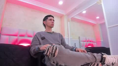 Snapshot of liiamhudson_ chatting on 02/18/25, 04:15 L I I A M online show from 02/18/25, 04:15