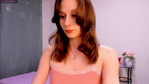 Snapshot of lil_ember chatting on 02/21/25, 12:38 Little Amber Guys please if its not difficult for you give it a thumbs up online show from 02/21/25, 12:38